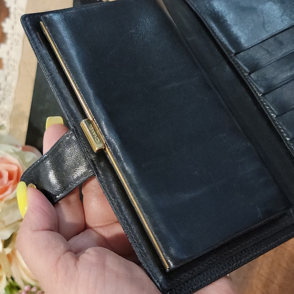 🎉SOLD🎉 Excellent condition and Authentic  CHANEL bifold kisslock wallet - Picture 10 of 13